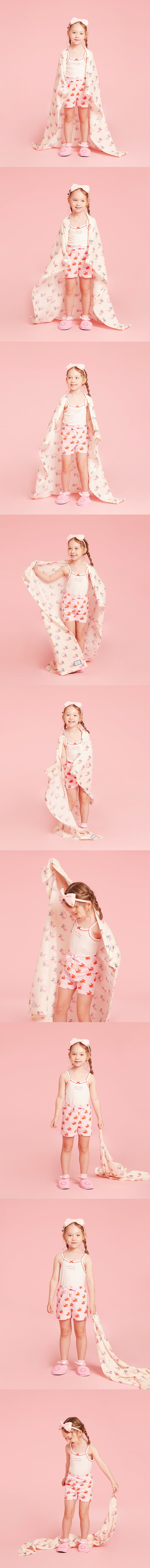 Ivory rabbit gauze blanket 모델컷